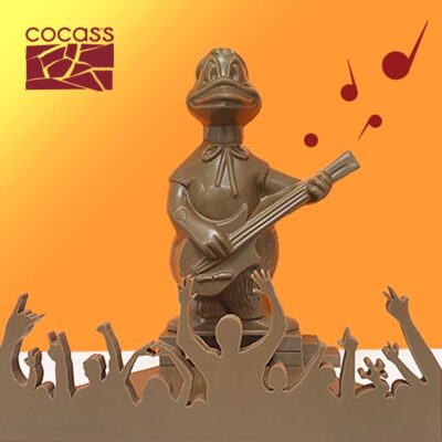 C'est la fête de la musique chez Cocass ! Le bassiste, sa scène et son public sont à croquer... (300g de chocolat noir ou lait)